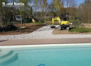 Aménagement Paysagiste abords d une piscine par David Nottin, travaux d aménagement de paysagiste, gravillons, travaux avec minipelle, assure le transport