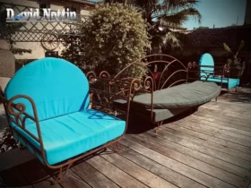 canape confortable au bord de la piscine du studio insolite de Sussargues, agglomération de Montpellier