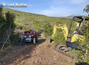 Création d'un chemin Tonte d'un pré à Valergues près de lunel