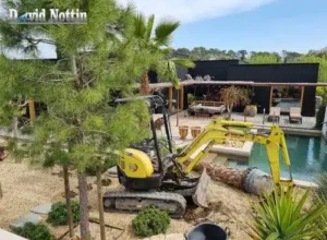 Création paysage creation d un ouvrage de paysage avec mini pelle dans une commune de saint Bres, à côte de Castelnau le lez