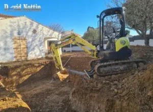 Creusement piscine creusement dune piscine pour un particulier avec partie terrassement mini pelle dans une commune de saint Bres, a cote de castelnau le lez