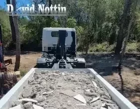 Evacuation gravats évacuation de gravats dans un camion benne par David Nottin, à Montpellier