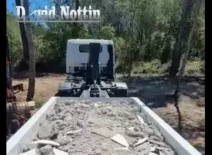 Evacuation gravats évacuation de gravats dans un camion benne par David Nottin, à Montpellier