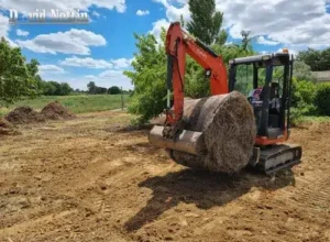 Manutention manutention ramassage de ballot de paille a lunel avec la minipelle