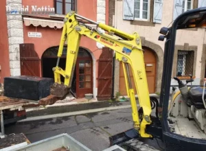 Manutention manutention minipelle terrassement en ville mini pelle dans une commune de saint Bres, à côte de Castelnau le lez