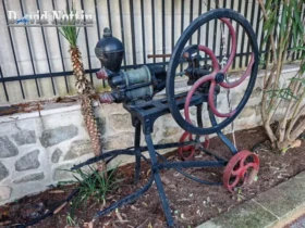 machine à coudre dans le jardin vintage de david Nottin, location saisonnière, studio dans un mas, chambre d étudiante, à Sussargues entre Montpellier et Palavas, au bord de la mer avec piscine