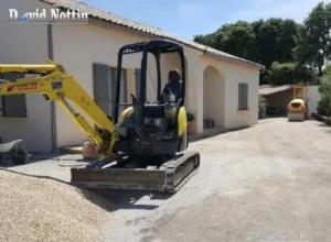Ouvrage cour ouvrage d une cour par David Nottin avec mini pelle dans une commune de saint Bres, à cote de castelnau le lez