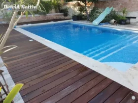 piscine dans le gite de Sussargues, studio vintage, espace verts, tout confort, climatisation au bord de la méditerranée