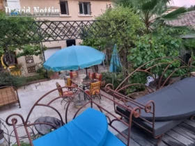 jardin arboré avec terrasse dans le studio de david nottin, parking piscine clim tout confort, a Sussargues, location saisonnière, vacances au bord de la méditerranée