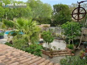 jardin vintage de david Nottin, location saisonnière, studio dans un mas, chambre d étudiante, à Sussargues entre Montpellier et Palavas, au bord de la mer méditerranée avec piscine