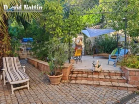 jardin et terrasse avec pierre au sol de david Nottin, location saisonnière, studio dans un mas, chambre d étudiante, à Sussargues entre Montpellier et Palavas, au bord de la mer avec piscine