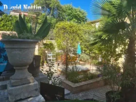 jardin très fleurie et terrasse magnifique, calme et tranquille, gites et chambre d étudiant à Sussargues, et promenade en mer sur la plage de saint florent en corse, balade maritime mythiques , voitures de légende