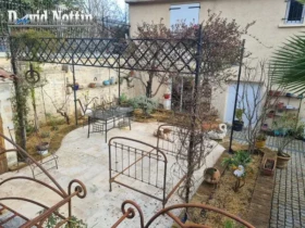 jardin vintage, machine à coudre dans le jardin vintage de david Nottin, location saisonnière, studio dans un mas, chambre d étudiante, à Sussargues entre Montpellier et Palavas, au bord de la mer avec piscine